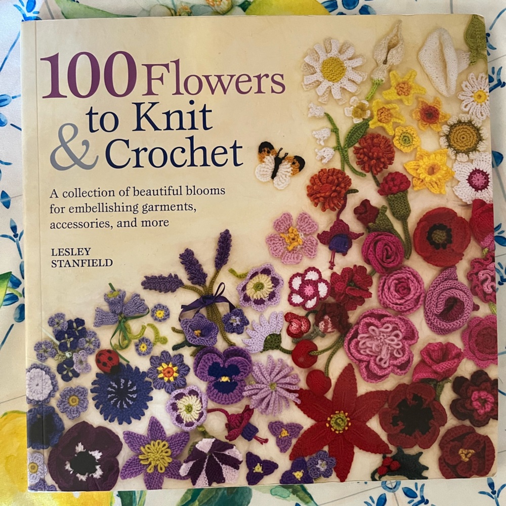 100 Flowers to Knit & Crochet - Floral Craft Book (Cream/Purple/Red)